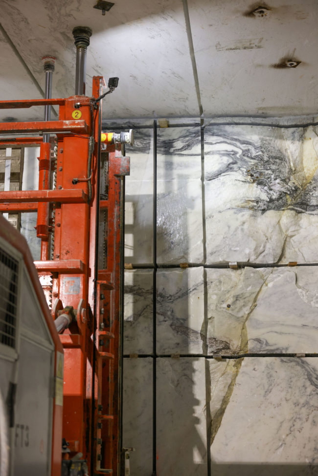 fantini machine cutting marble slabs within underground quarry